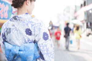 浴衣姿の女性の後ろ姿から襟足が見えている